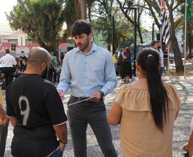 Em ritmo de campanha: Vereador Gasparini agita desfile da Independência e pede escola em tempo integral