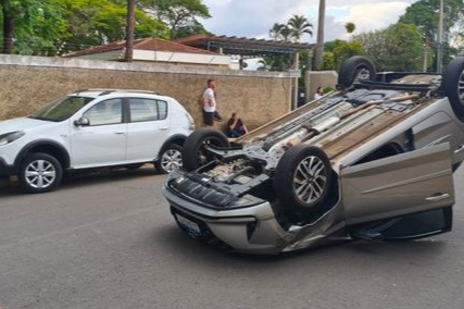Idoso capota o carro em Mogi Mirim