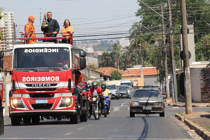 Fiéis participam de carreata em homenagem a Nossa S. Aparecida