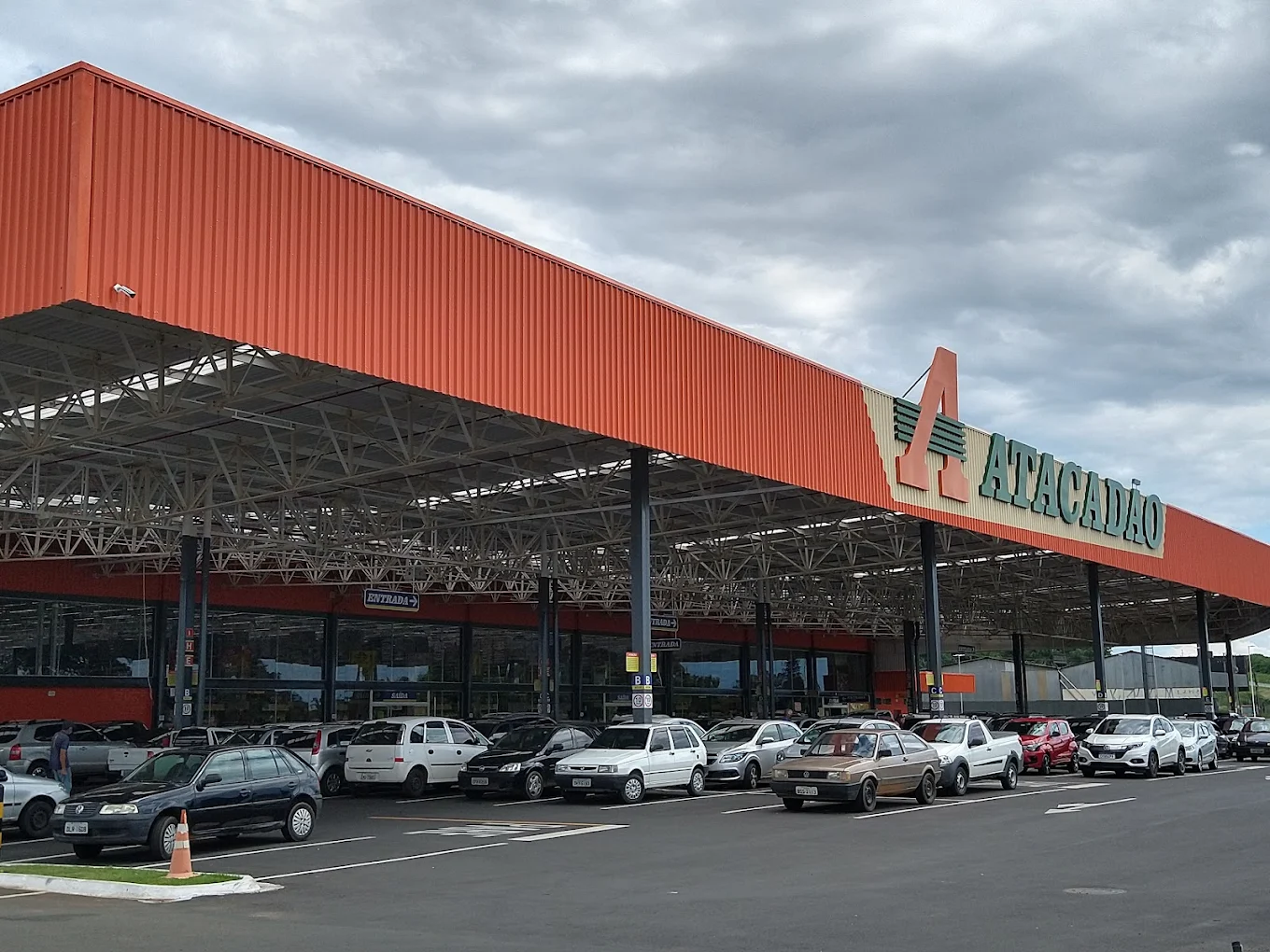 Agora: Bandidos invadem o Atacadão e policiais estão a procura