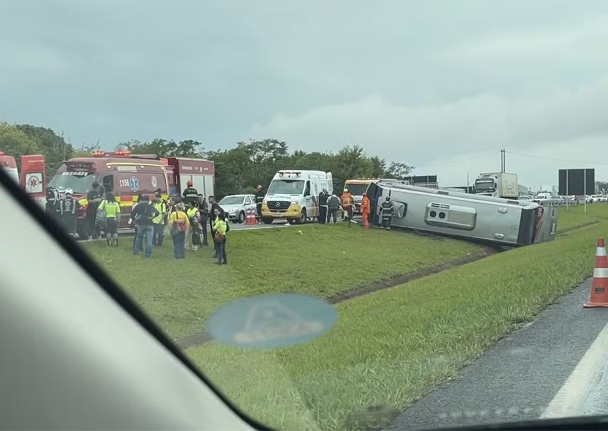 ​Ônibus tomba em canteiro de rodovia e deixa feridos em Mogi Mirim