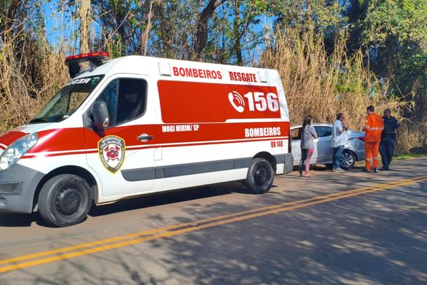 Carro capota na estrada de Martim Francisco