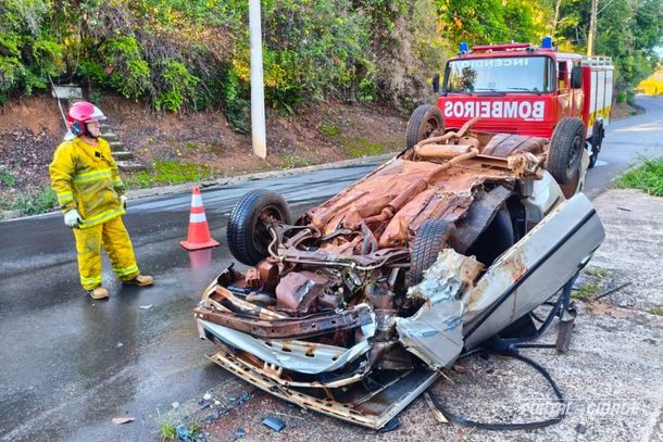 Casal de jovens ficou ferido após o carro capotar na estrada da Cachoeira